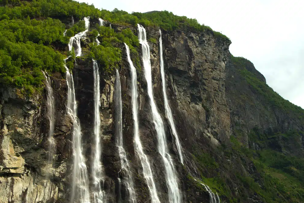 Read more about the article Seven Sisters Waterfall in Geiranger: A Majestic Norwegian Natural Wonder
