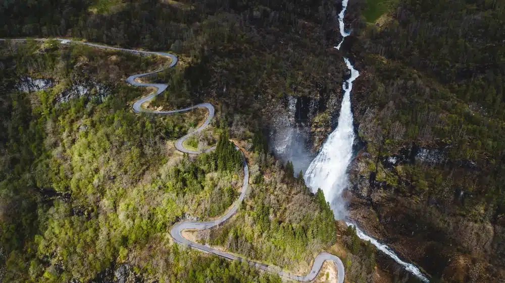 Read more about the article 9 Impressive Facts about Stalheimskleiva – Norway’s Serpentine Road