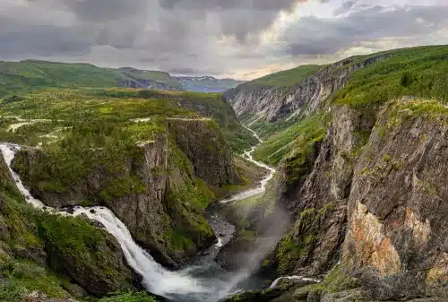 Read more about the article 5 Facts About Vøringsfossen Waterfall: A Memorable Majestic Cascade